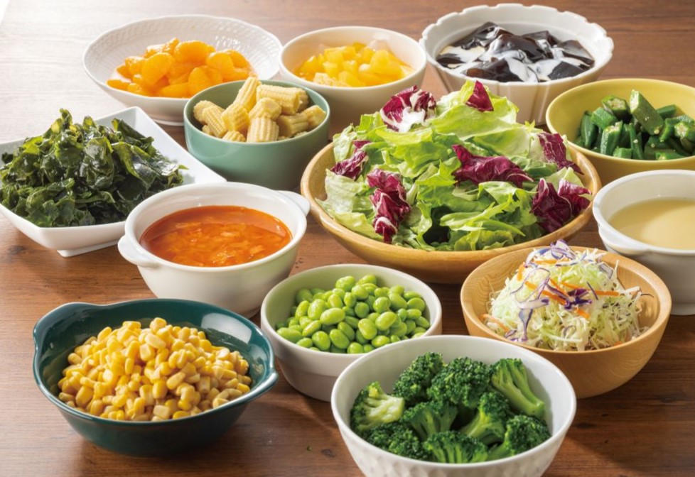 ステーキガストの全ての鉄板メニューに＋600円でサラダ・日替わりカレー・スープ・デザート・ライス/パンなど20種以上が食べ放題の「サラダバーフルセット」を付けられる（キッズは400円）