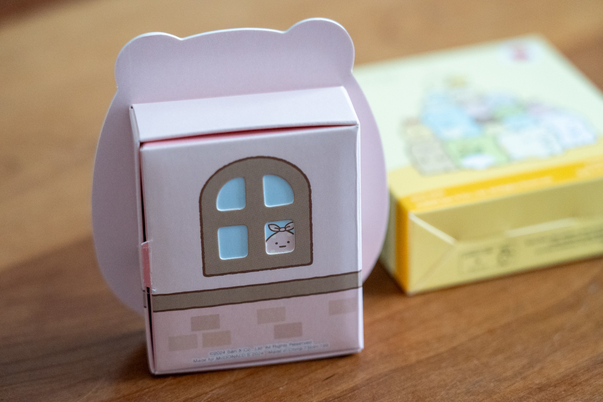 裏側の窓からはしろくまのにもつ「ふろしき」が顔を出している