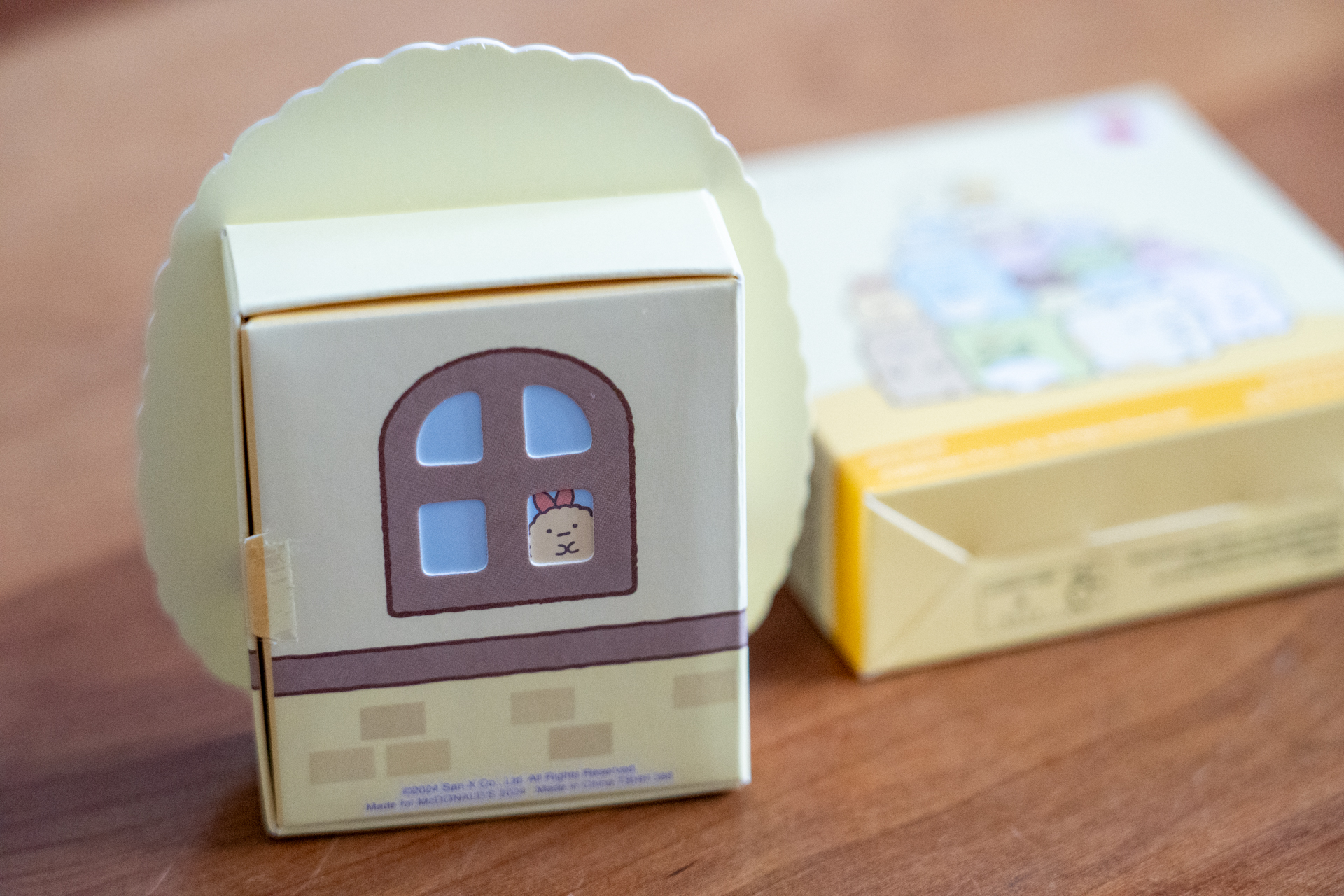 窓から顔を出しているのは、とんかつとこころつうじる友の「えびふらいのしっぽ」