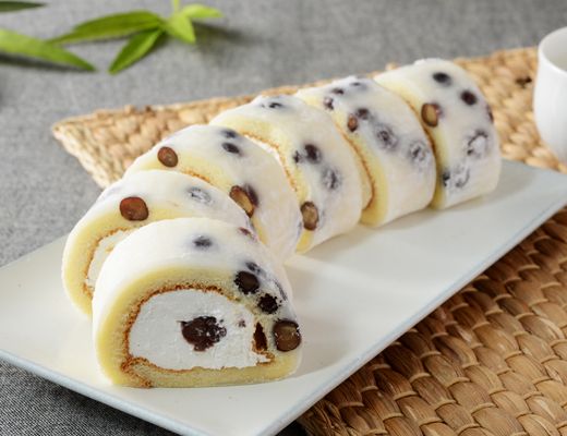 「Uchi Café 塩豆大福仕立てのもち食感ロール」（397円）