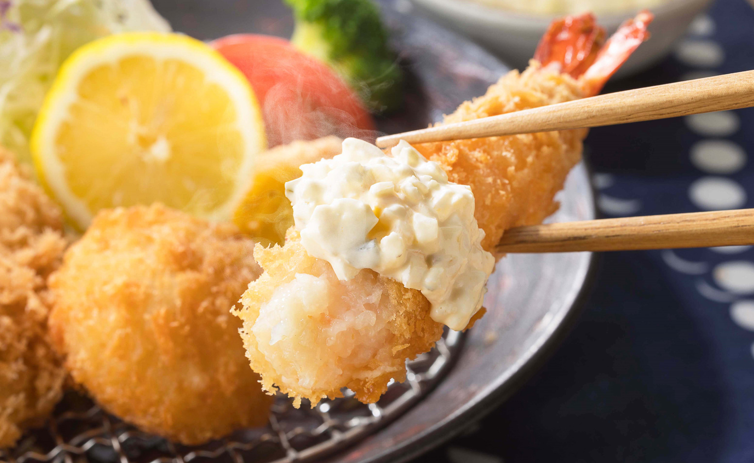 店内仕込みの特製タルタルソースや中濃ソースで4種のフライを味わう