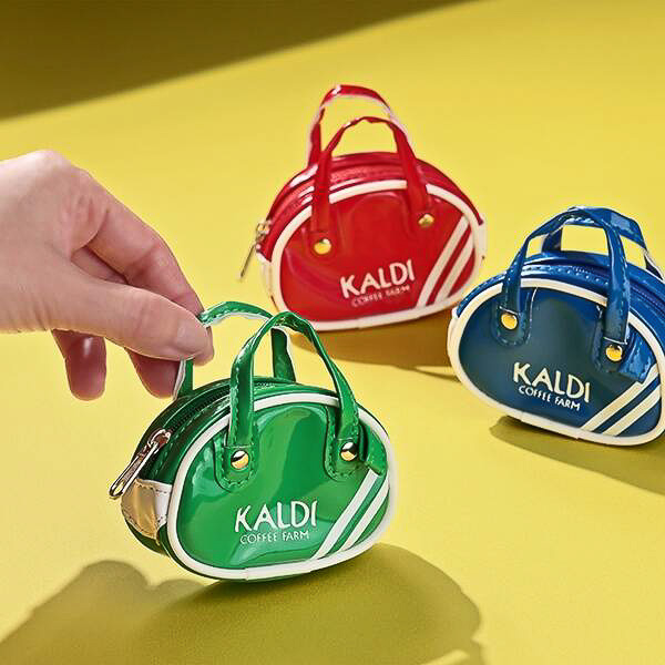 カルディ、レトロかわいい「スポーツバッグ」チョコ付きで発売