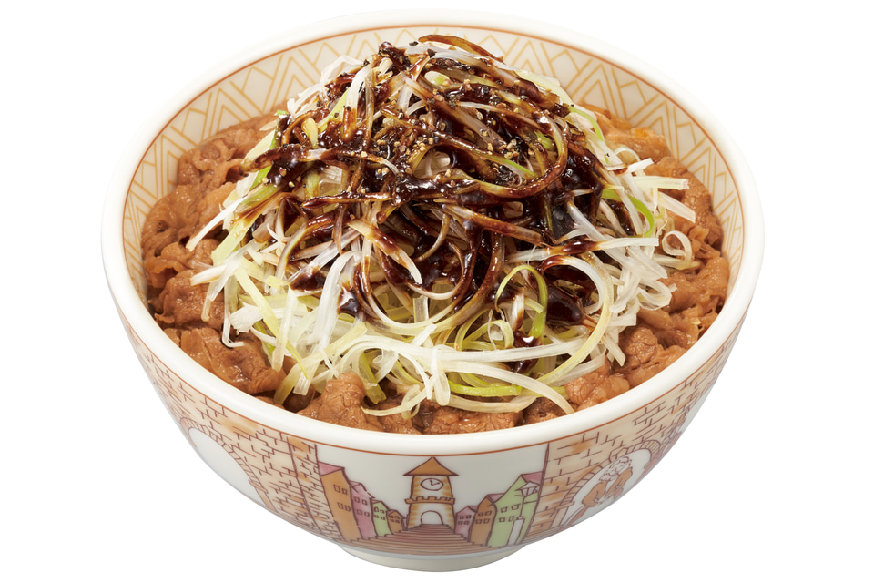 すき家、焦がしニンニク香る特製黒マー油の「黒だれ白髪ねぎ牛丼」発売