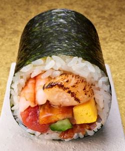「鮨 由う監修 炙りほたての海鮮恵方巻」（880円）