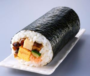 「七種具材の恵方巻」（1本 480円、3本 1380円）