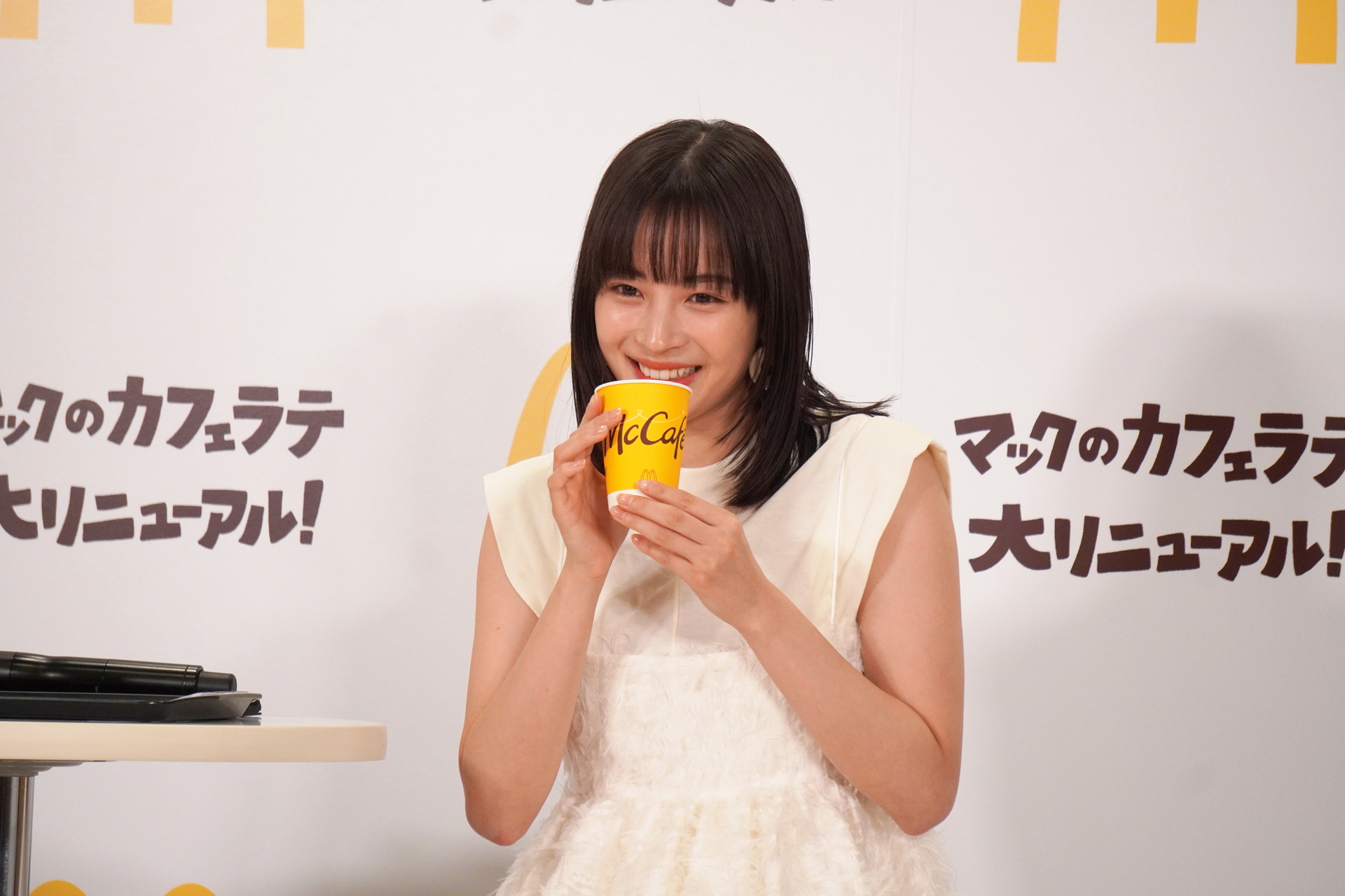 リニューアルした「カフェラテ」「キャラメルラテ」を飲んで「モ～たまらんです」な表情の広瀬すずさん