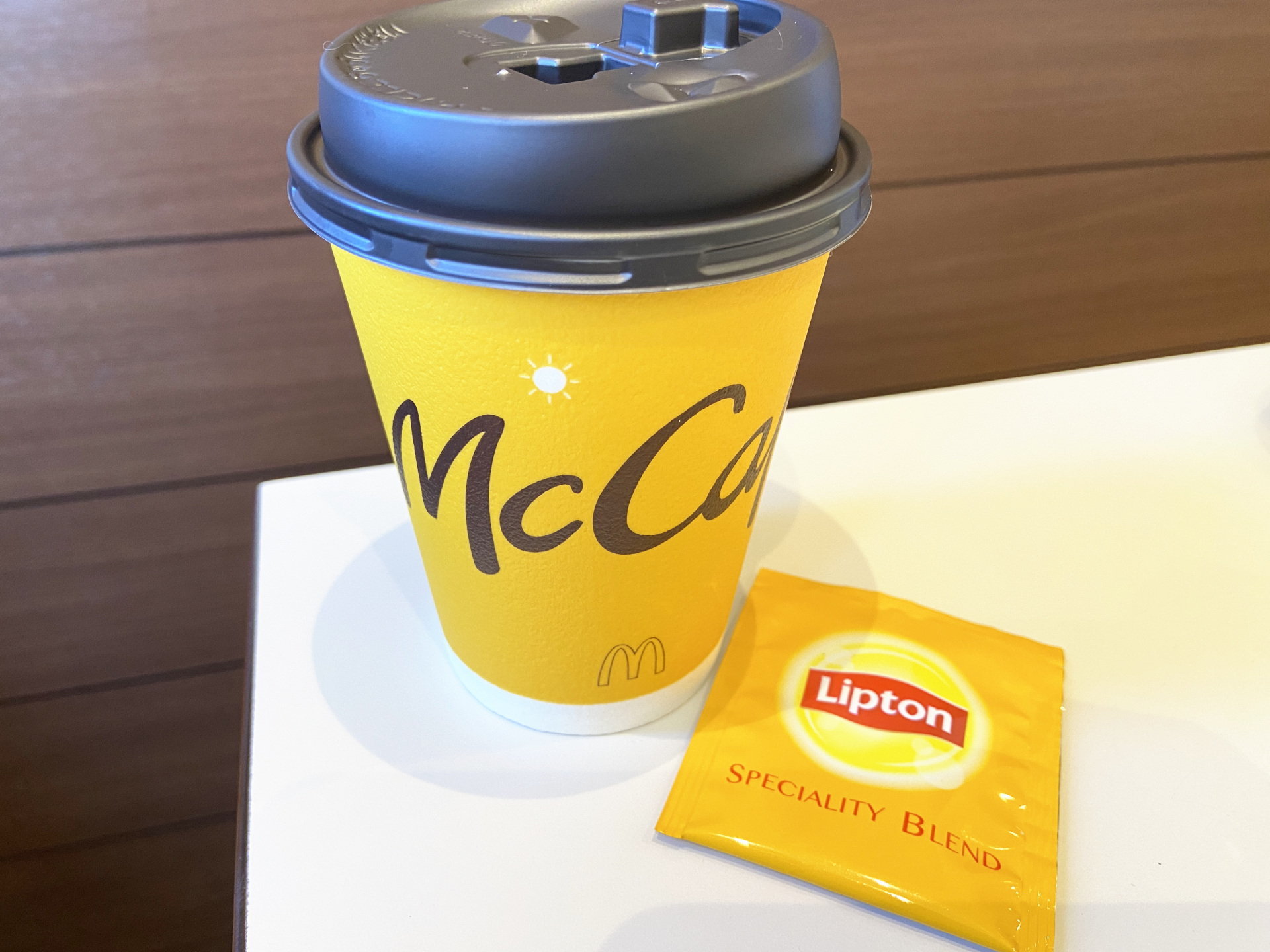 「ホットティー」（Sサイズ 120円～、Mサイズ240円～）
