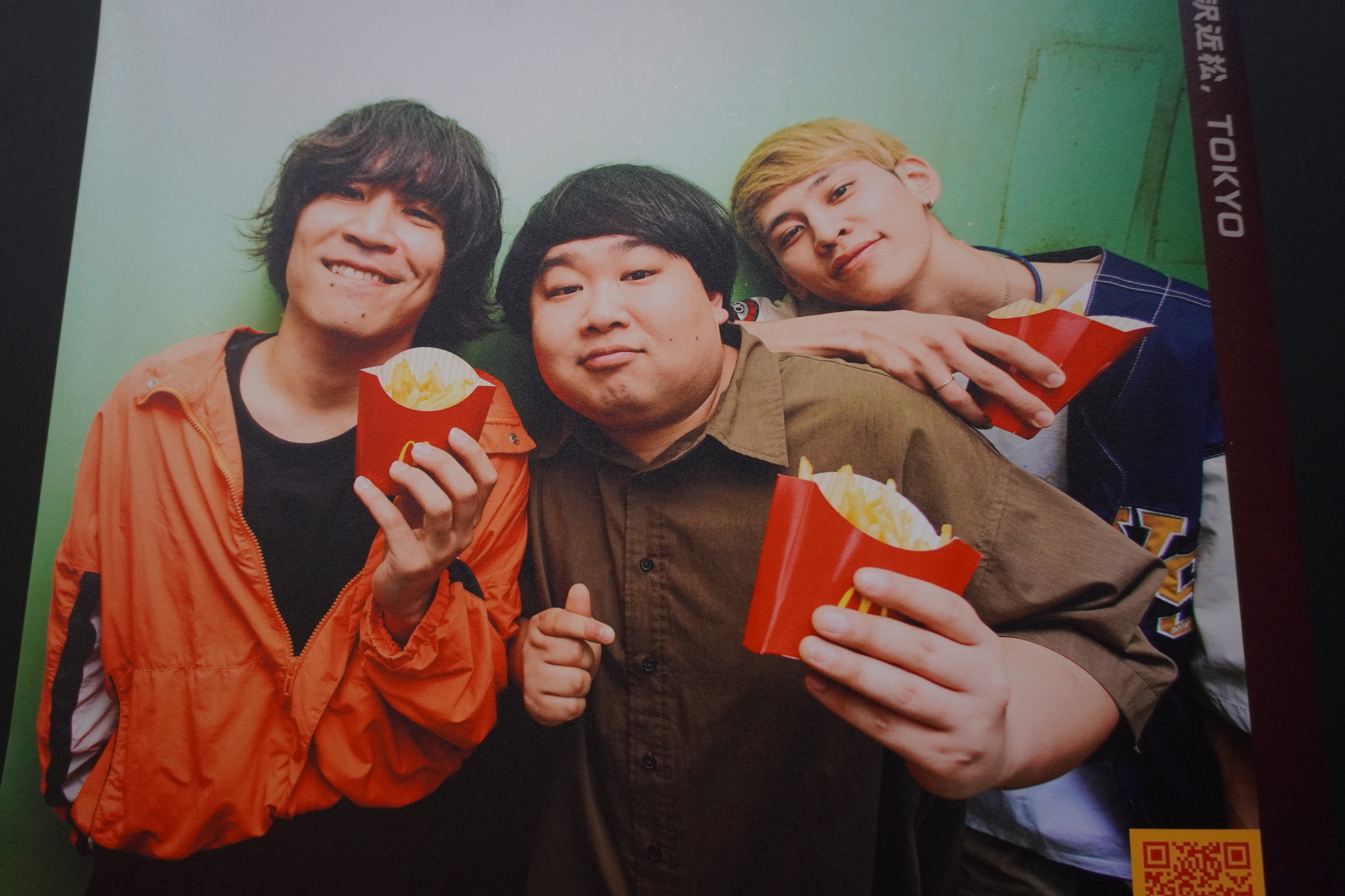 マックフライポテトを手にしたアー写