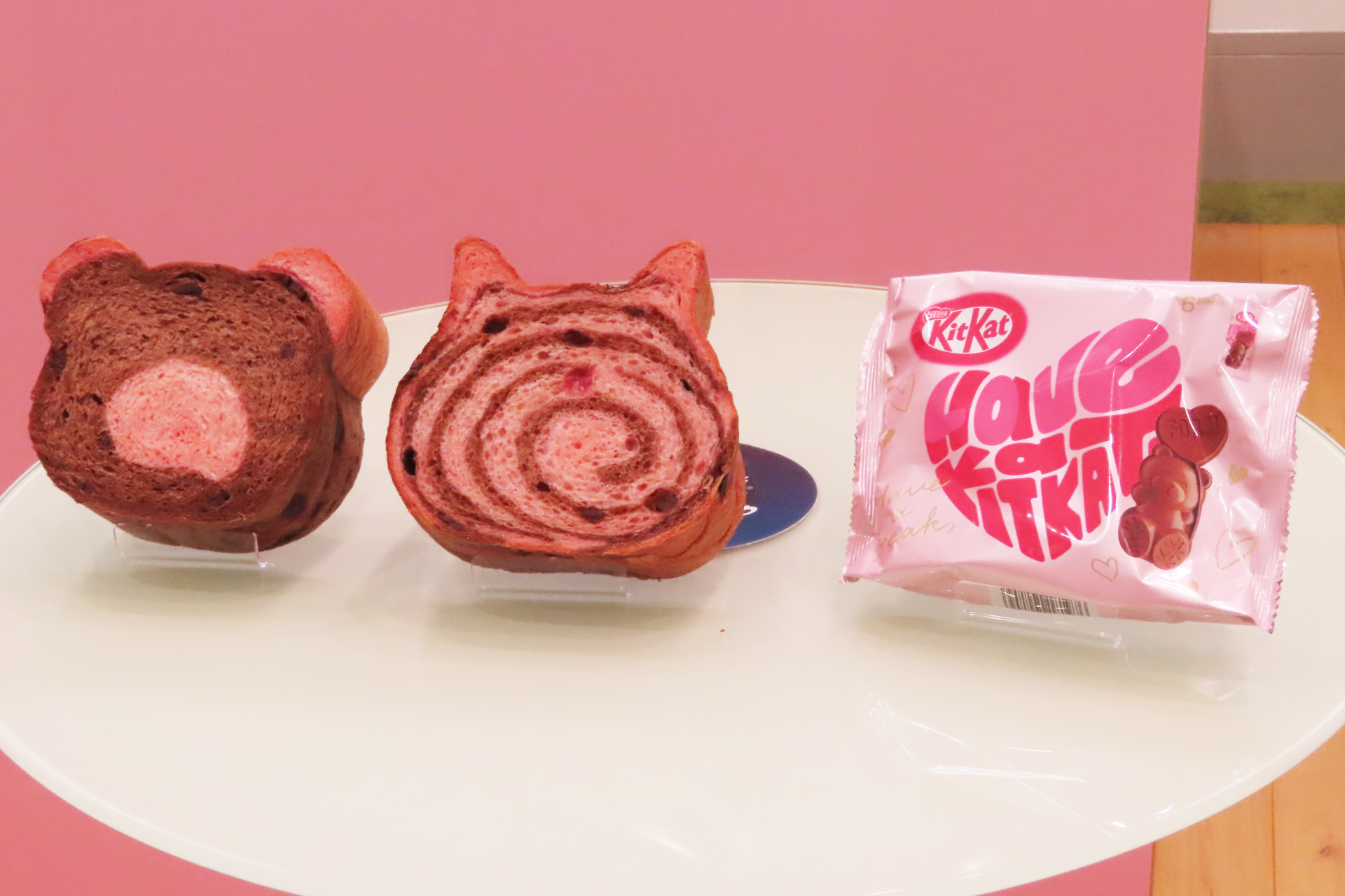 （左から）「くまくま食パン loves ハートフルベアー」「ねこねこ食パン loves ハートフルベアー」「キットカット ハートフルベアー」