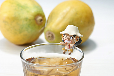 ローソン「ONE PIECE」のルフィたちをコップのフチにかけられる