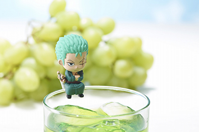 ローソン「ONE PIECE」のルフィたちをコップのフチにかけられる