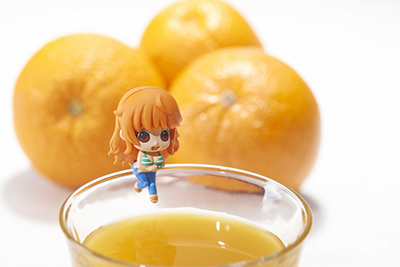 ローソン「ONE PIECE」のルフィたちをコップのフチにかけられる