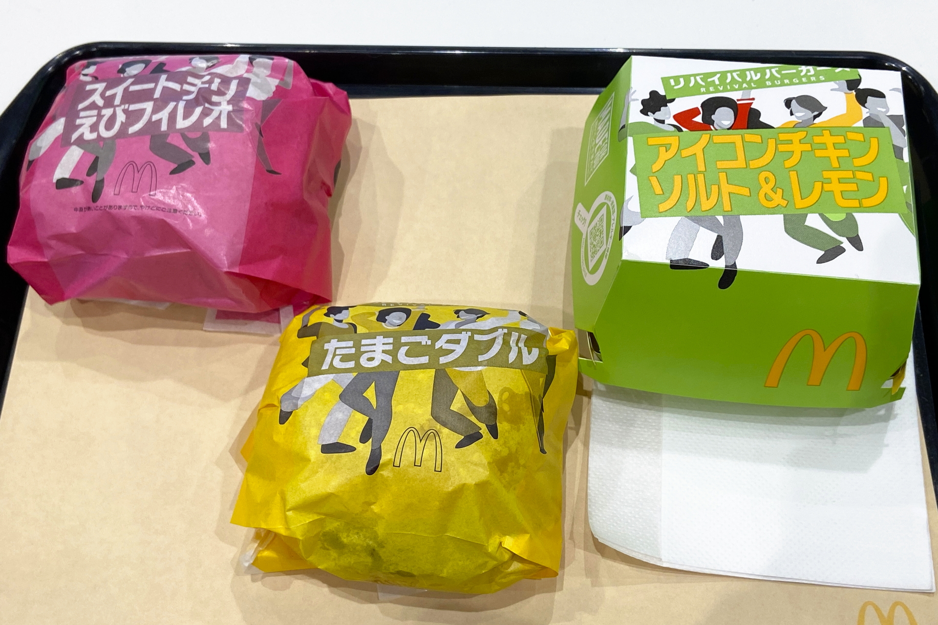 記者も実食。パッケージにはノリノリなダンシングピーポーがデザインされている