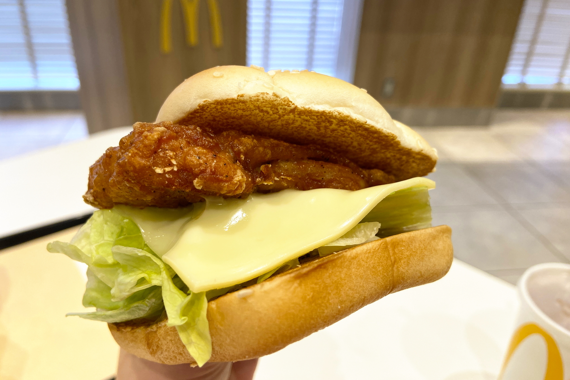 はみ出すチキンパティ。ジューシーなパティとガーリックが効いた旨塩レモンソースがやみつきになる