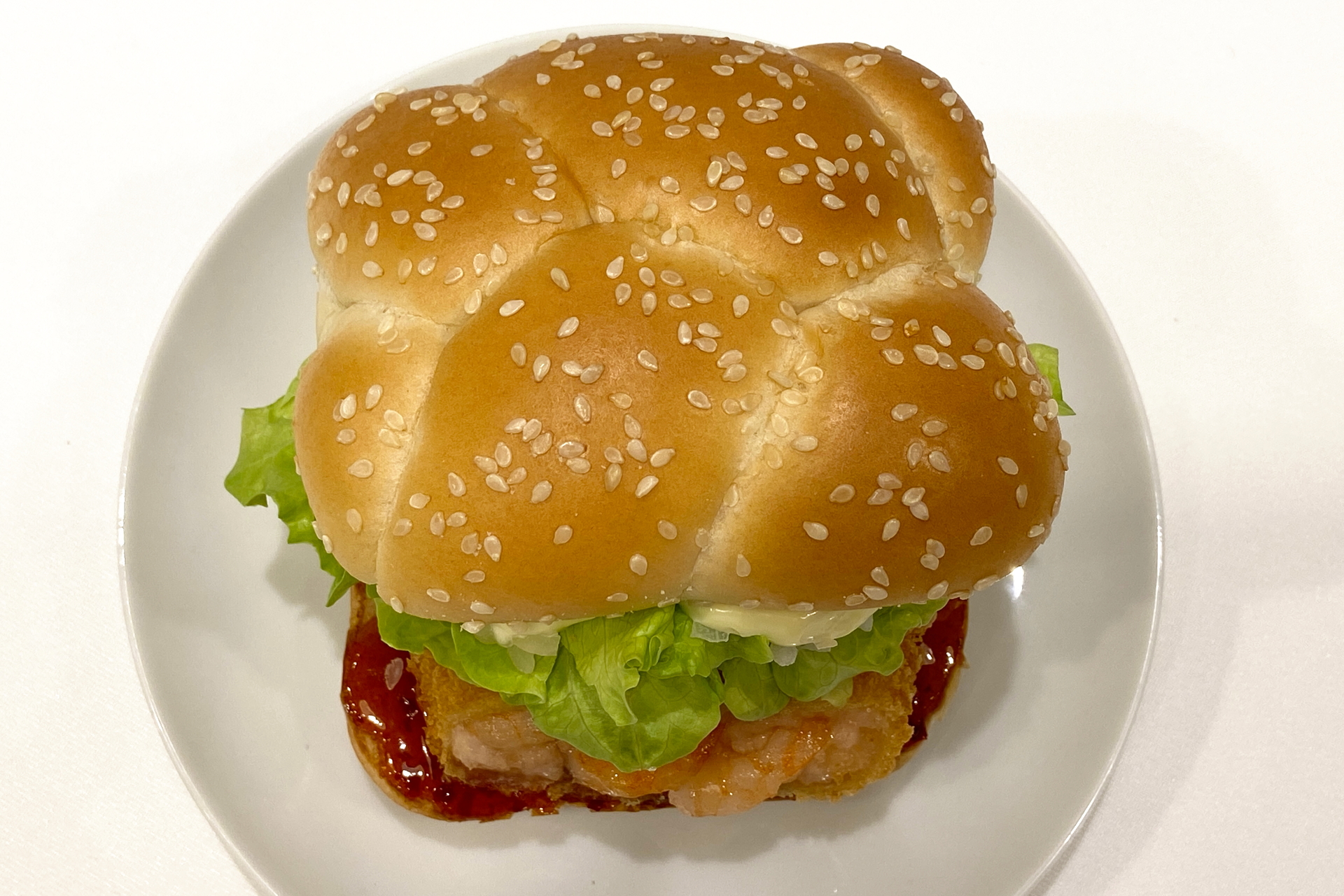 四角い見た目がユニークなバンズで提供