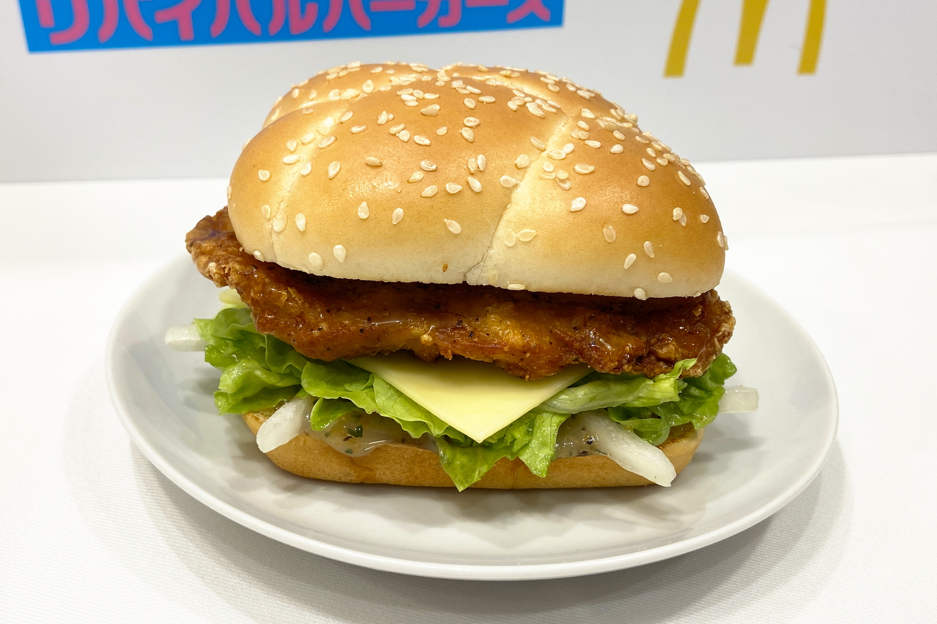 チキンパティにモモの1枚肉を使用し、パリッとジューシーな「アイコンチキン ソルト＆レモン」