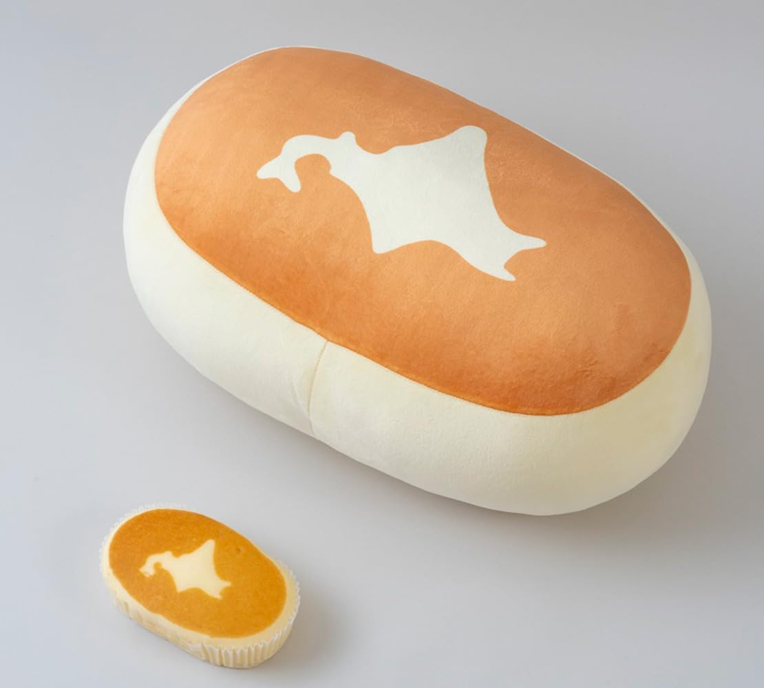 「ヤマザキ 北海道チーズ蒸しケーキ」を焼き色まで忠実に再現したビッグサイズのぬいぐるみ