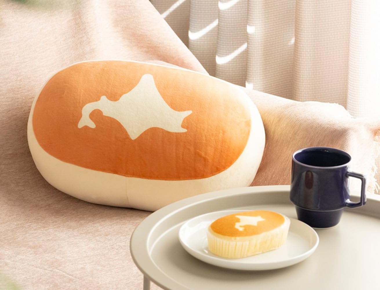「ヤマザキ 北海道チーズ蒸しケーキ」を焼き色まで忠実に再現したビッグサイズのぬいぐるみ