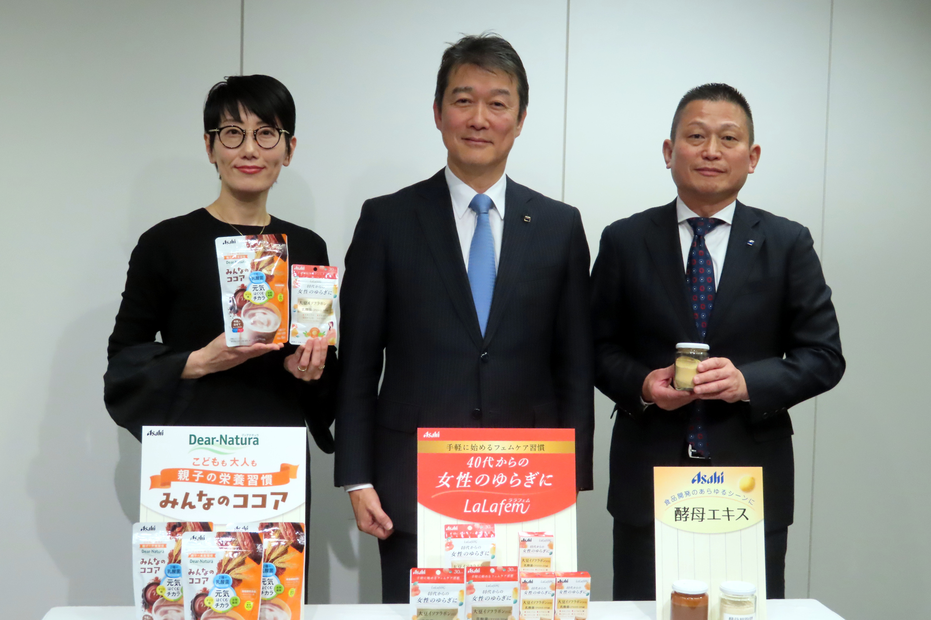 （左から）コンシューマ事業本部 マーケティング三部長の大髙聡子氏、代表取締役社長の川原浩氏、食品原料事業本部長の林和弘氏