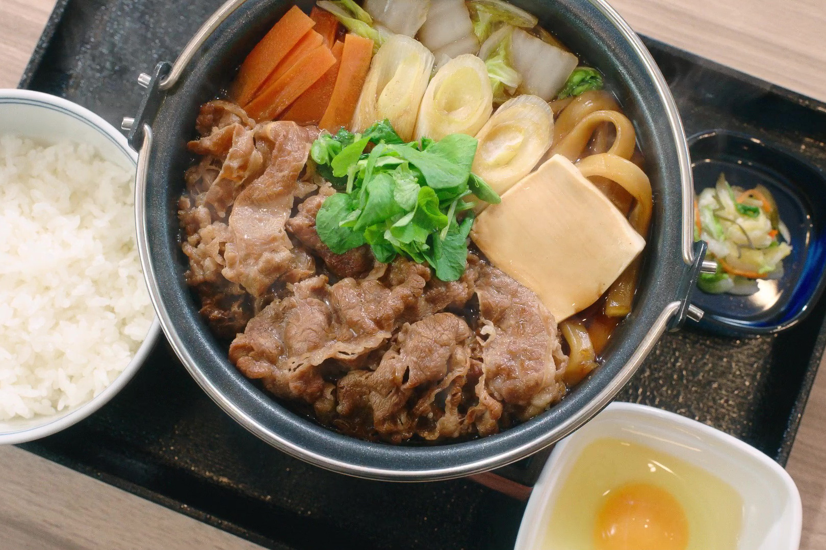 吉野家の「牛すき鍋膳並盛」が無料でサイズアップ