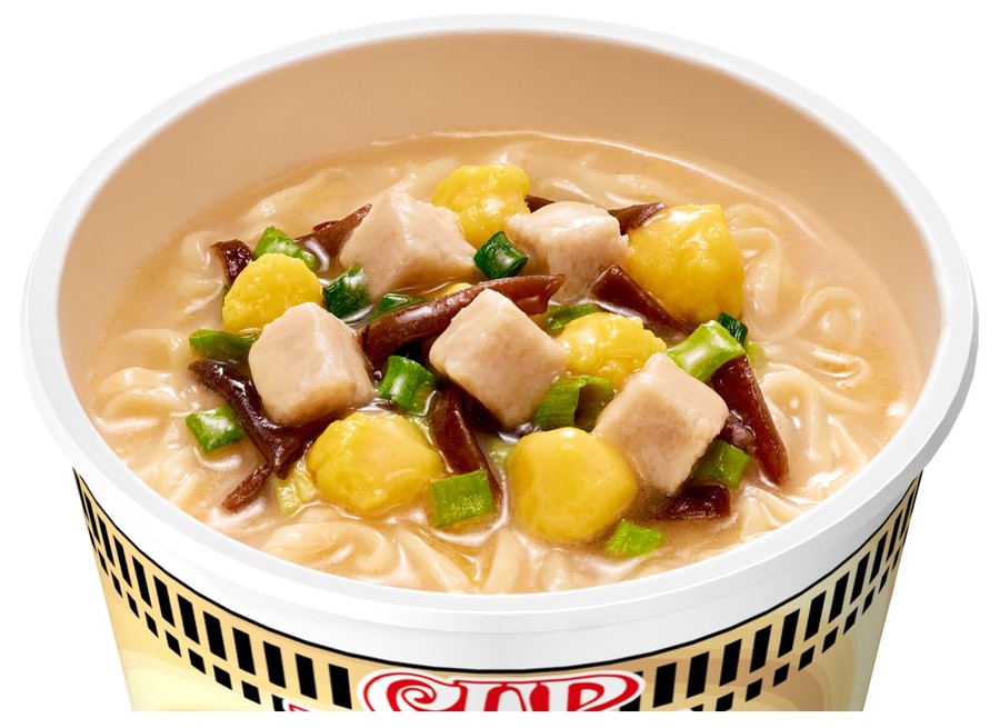 白謎肉（味付鶏ミンチ）、たまご、キクラゲ、ネギが入った「カップヌードル 鶏白湯 ビッグ」（271円前後・税別）