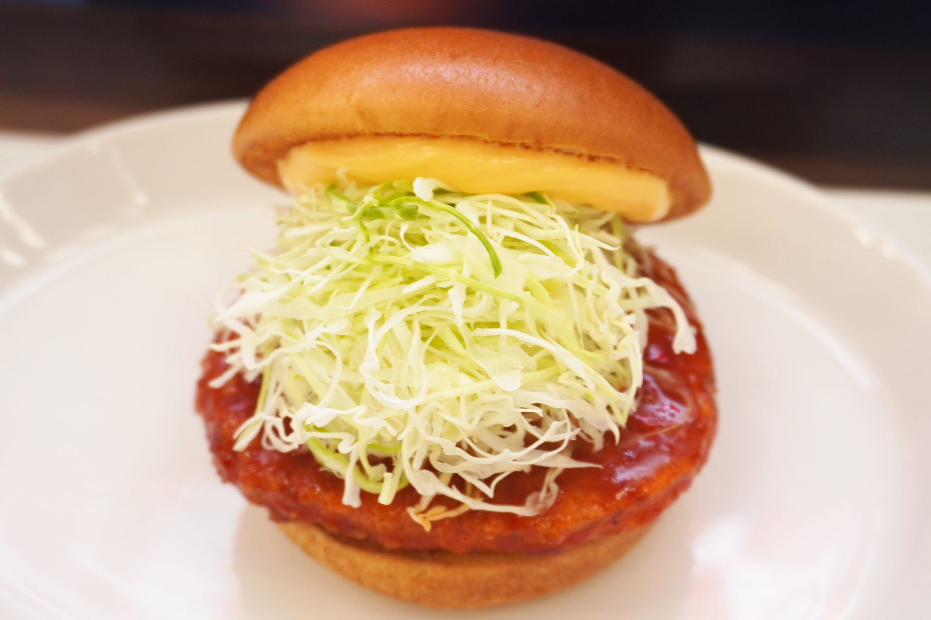 「辛旨 ヤンニョムチキンのとり竜田バーガー～なめらかチーズソース～」（490円）