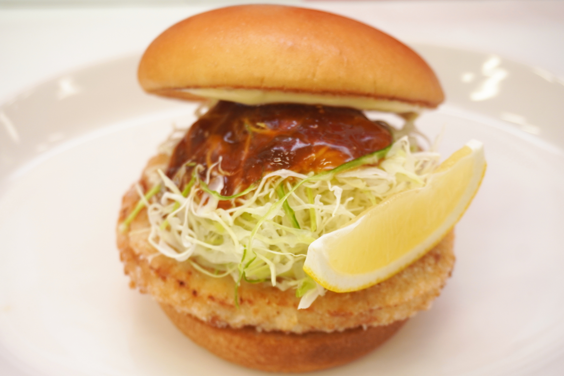 「和風旨だれのとり竜田バーガー～くし切りレモン添え～」（430円）