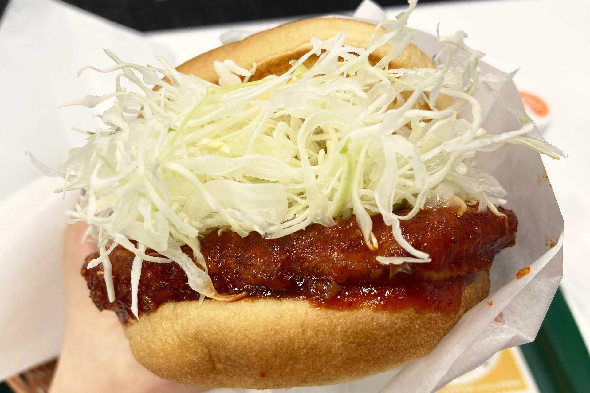 真っ赤なソースでしっかりとした辛さの「辛旨 ヤンニョムチキンのとり竜田バーガー～なめらかチーズソース」