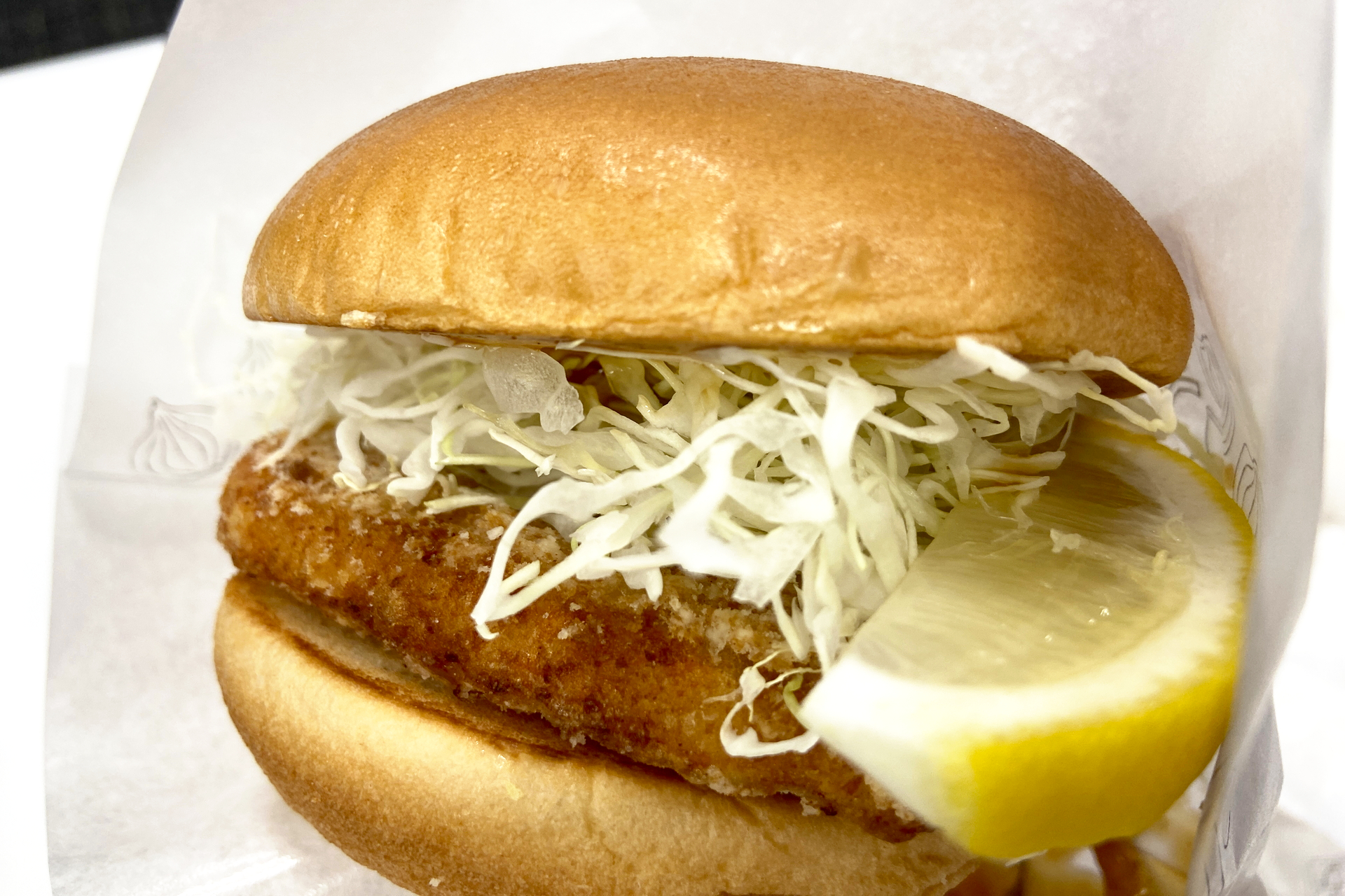 定番の美味しさ「和風旨だれのとり竜田バーガー～くし切りレモン添え～」