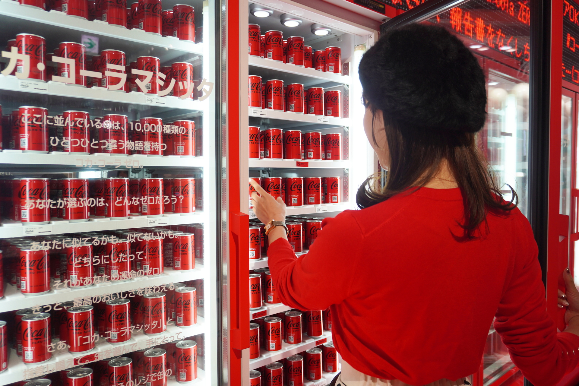 右側のドアを開けて好きな缶を選ぼう