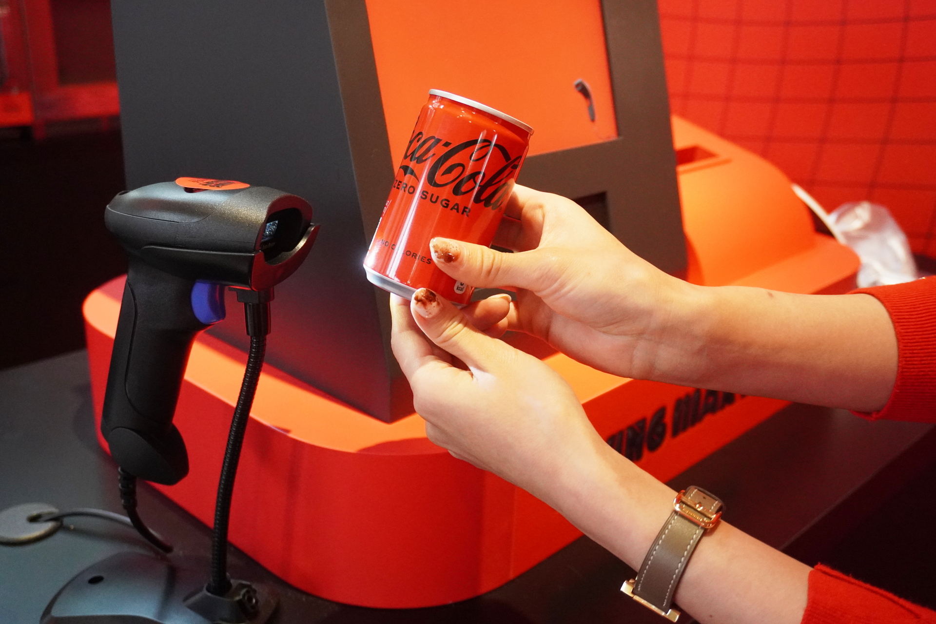 缶のQRコードをスキャン