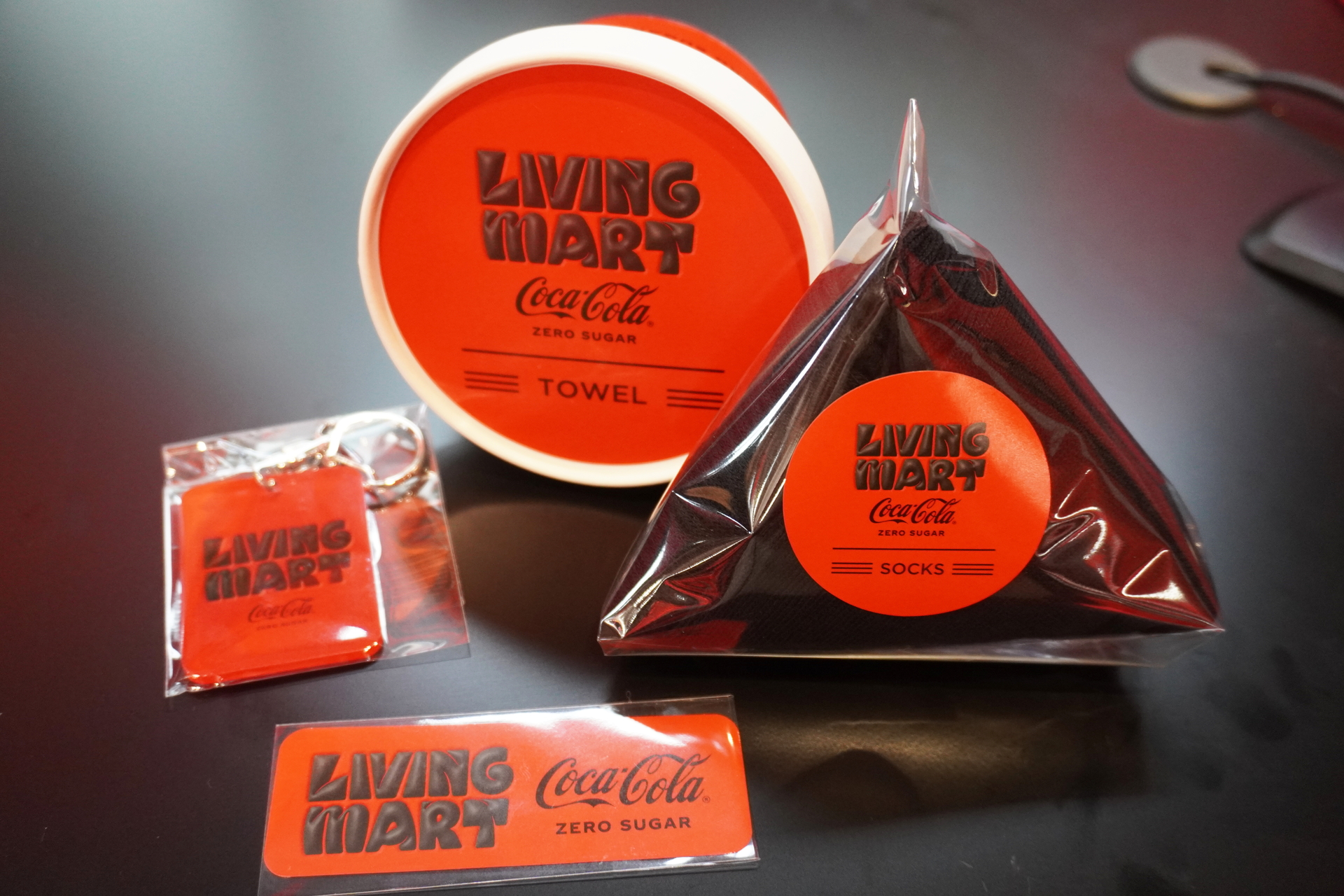 必ずもらえるオリジナルステッカーのほか、タオル、靴下、キーホルダーが当たればラッキー