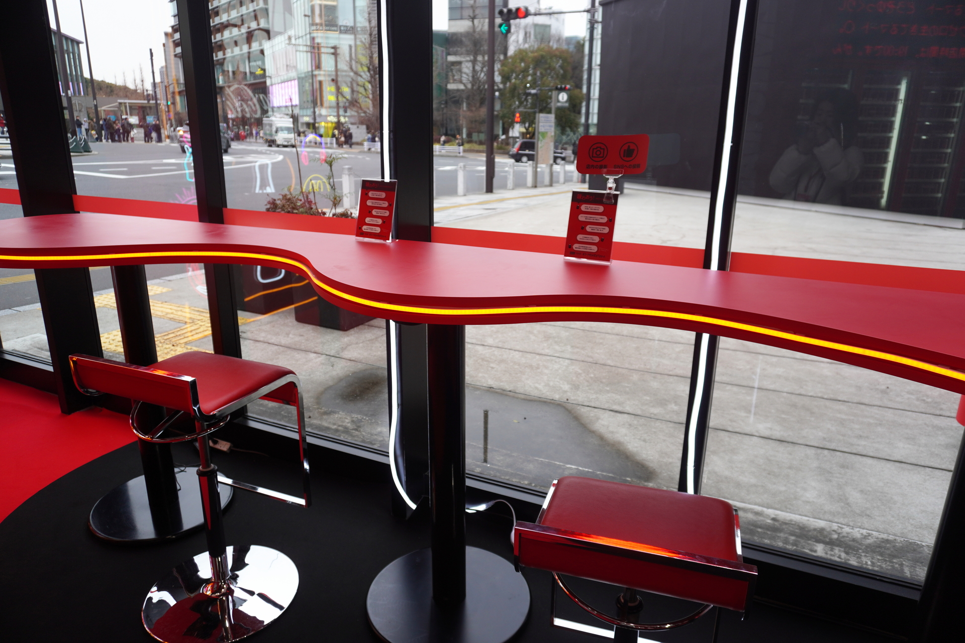 当たった運命の1本「コカ･コーラ ゼロ」は、イートインスペースで飲むことができる