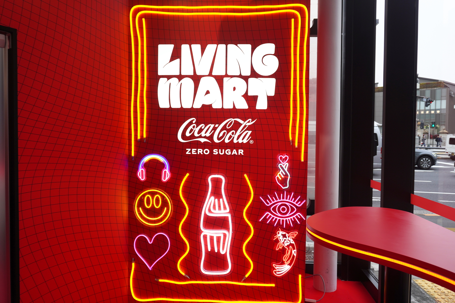 コンビニのような店内商品が並び、しゃべったり、ガタガタ動いたりにぎやか。POPのなかには「今生きています」と笑えるものも