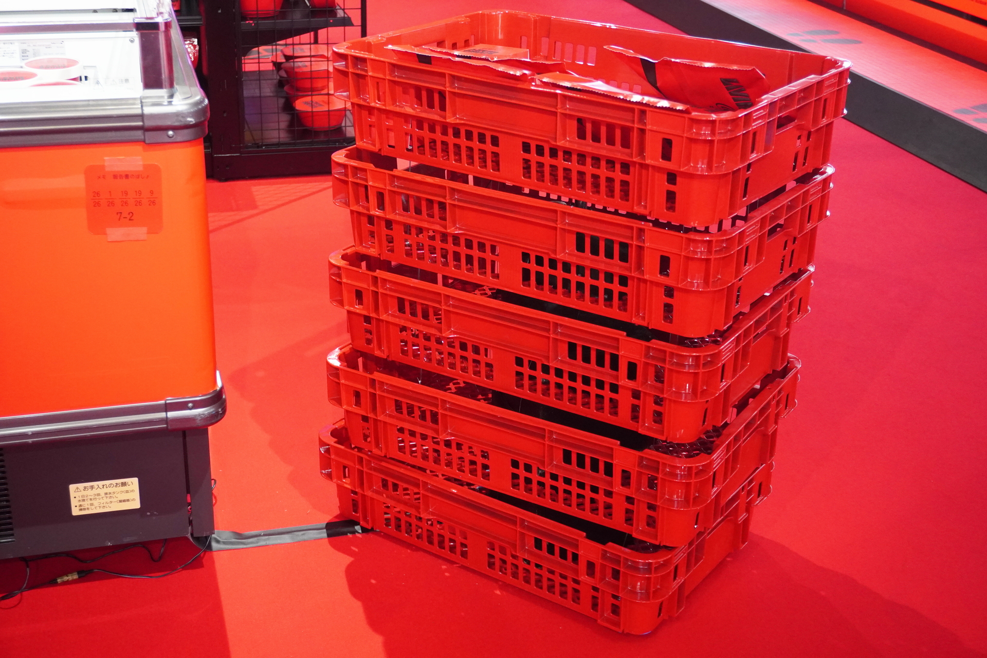 コンビニのような店内商品が並び、しゃべったり、ガタガタ動いたりにぎやか。POPのなかには「今生きています」と笑えるものも