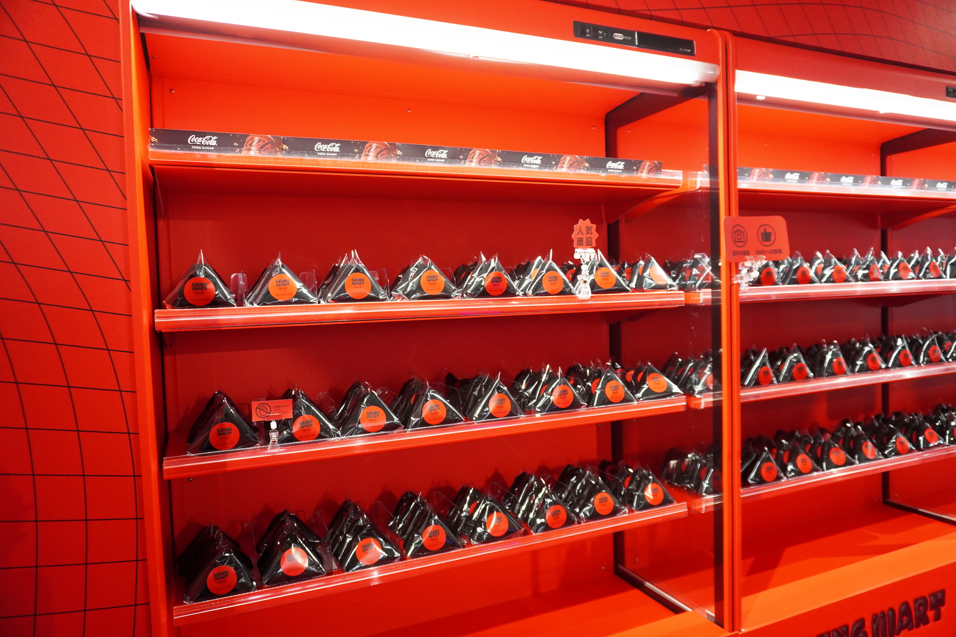 コンビニのような店内商品が並び、しゃべったり、ガタガタ動いたりにぎやか。POPのなかには「今生きています」と笑えるものも