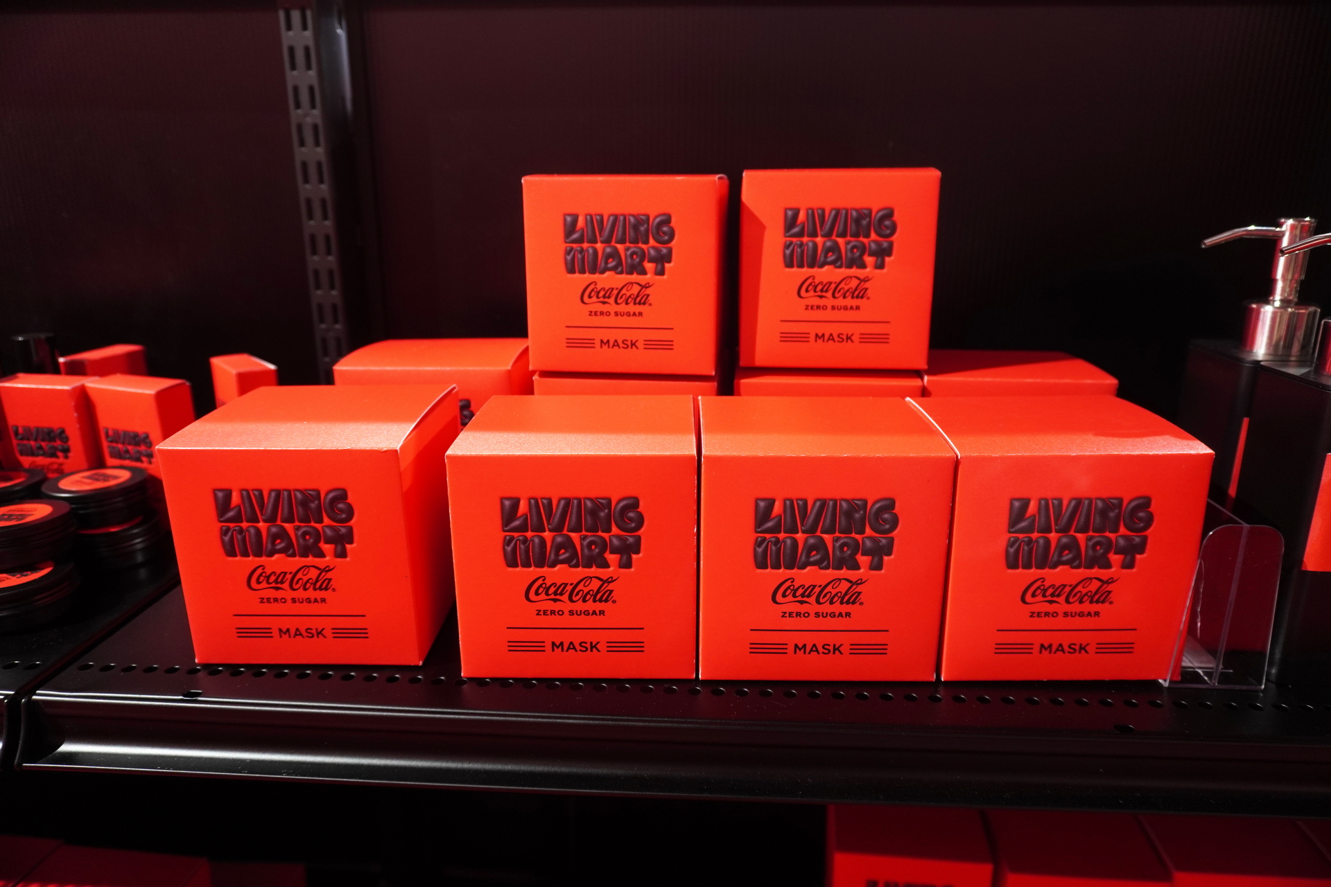 コンビニのような店内商品が並び、しゃべったり、ガタガタ動いたりにぎやか。POPのなかには「今生きています」と笑えるものも