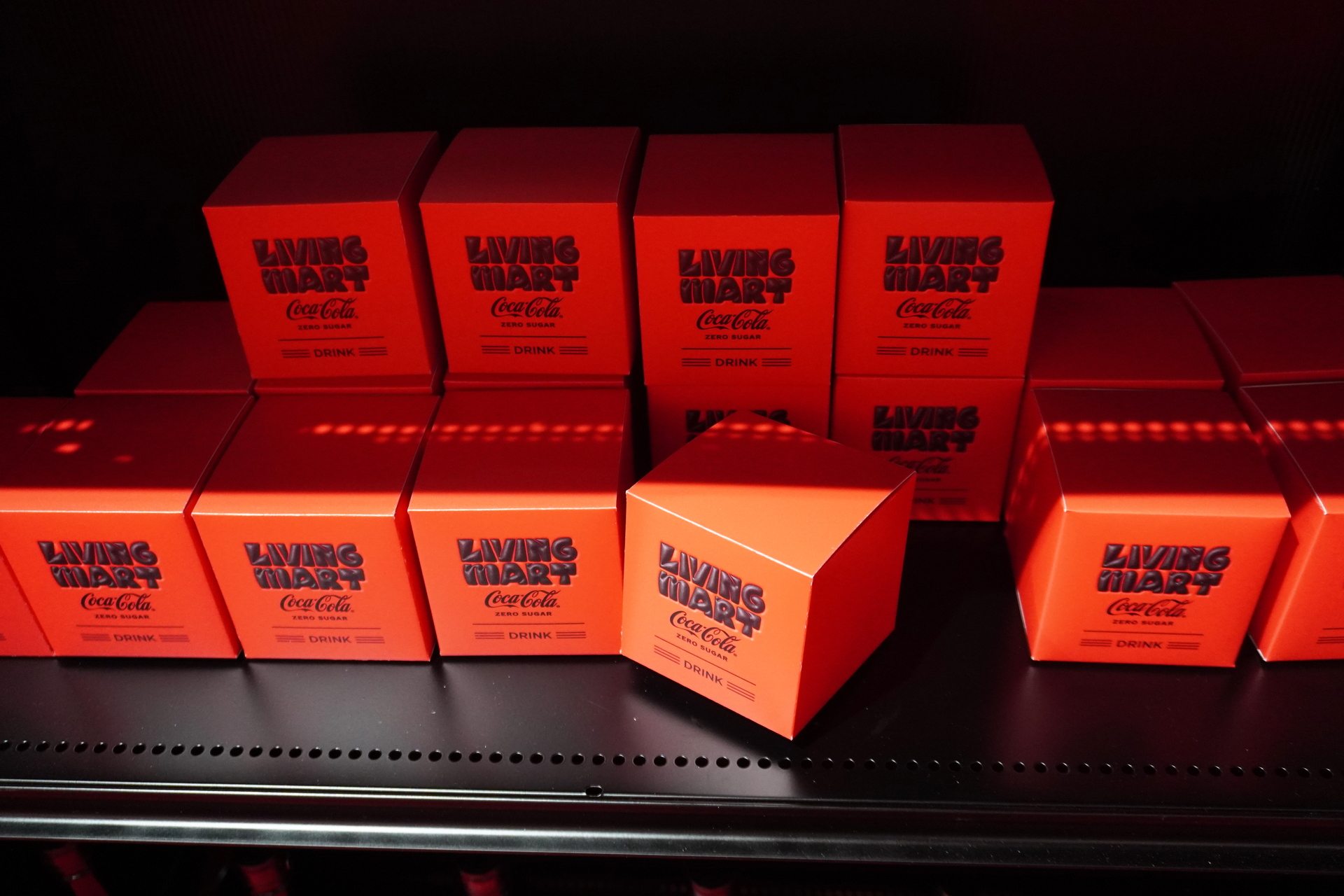 コンビニのような店内商品が並び、しゃべったり、ガタガタ動いたりにぎやか。POPのなかには「今生きています」と笑えるものも