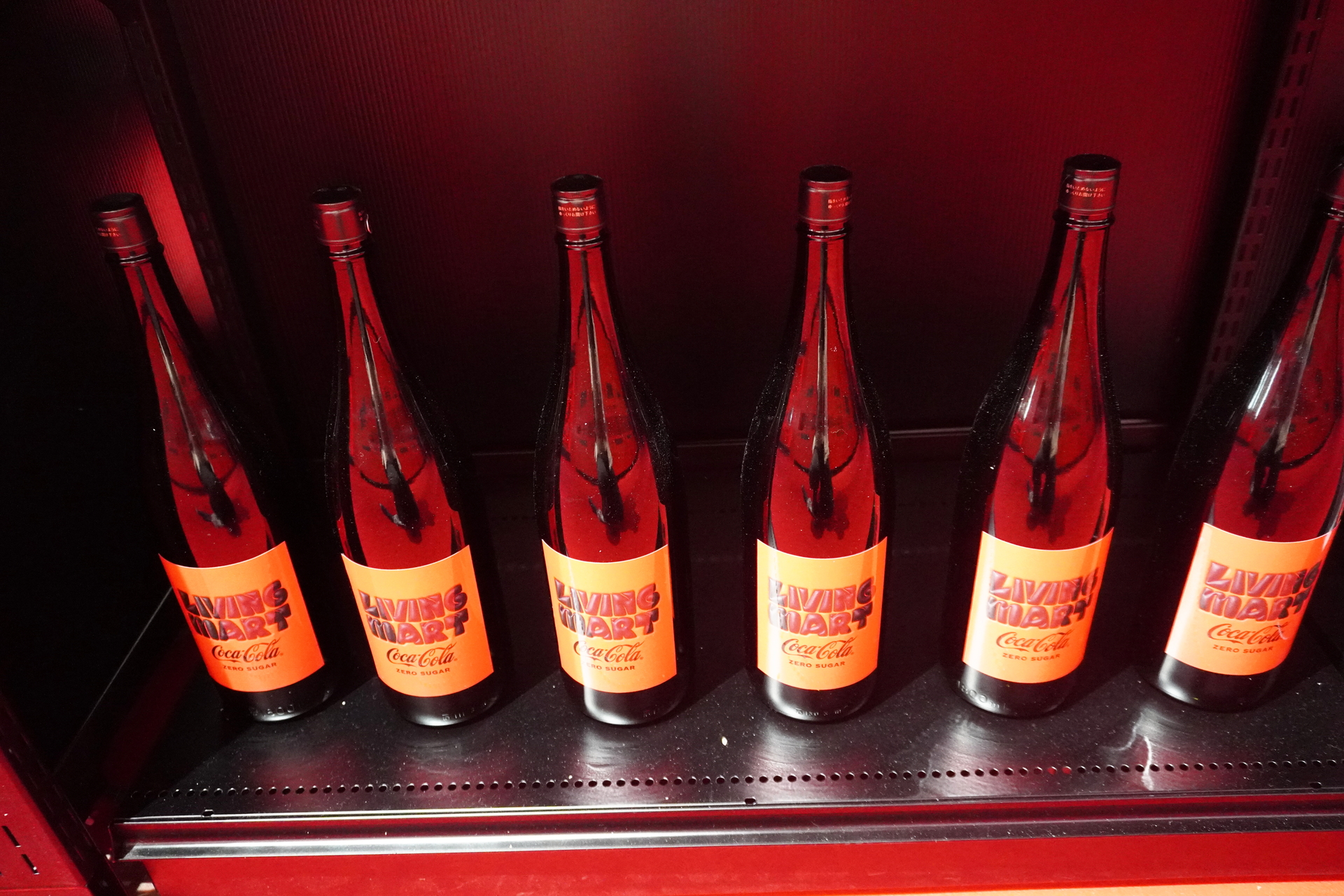 コンビニのような店内商品が並び、しゃべったり、ガタガタ動いたりにぎやか。POPのなかには「今生きています」と笑えるものも