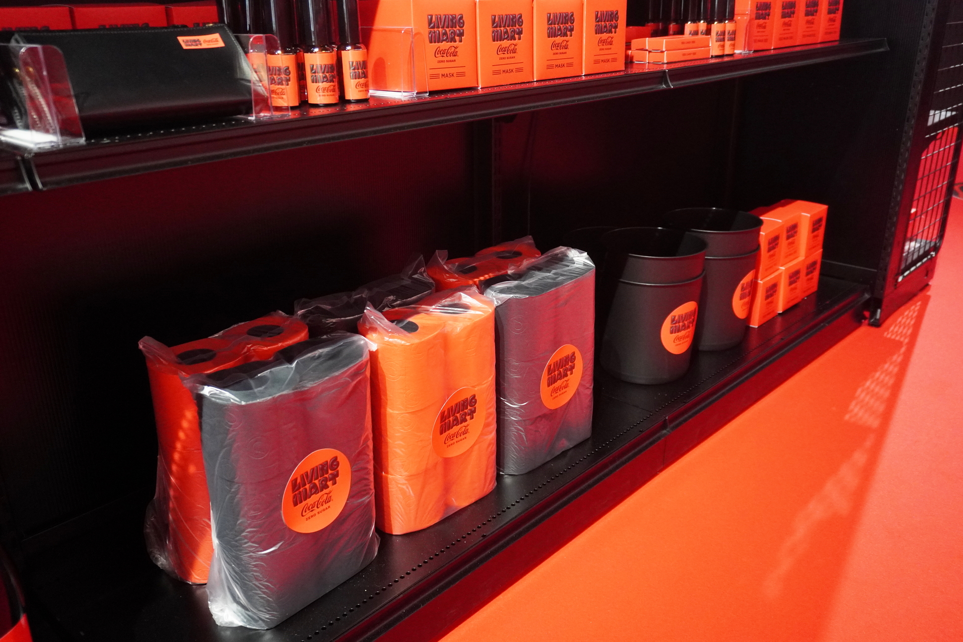 コンビニのような店内商品が並び、しゃべったり、ガタガタ動いたりにぎやか。POPのなかには「今生きています」と笑えるものも