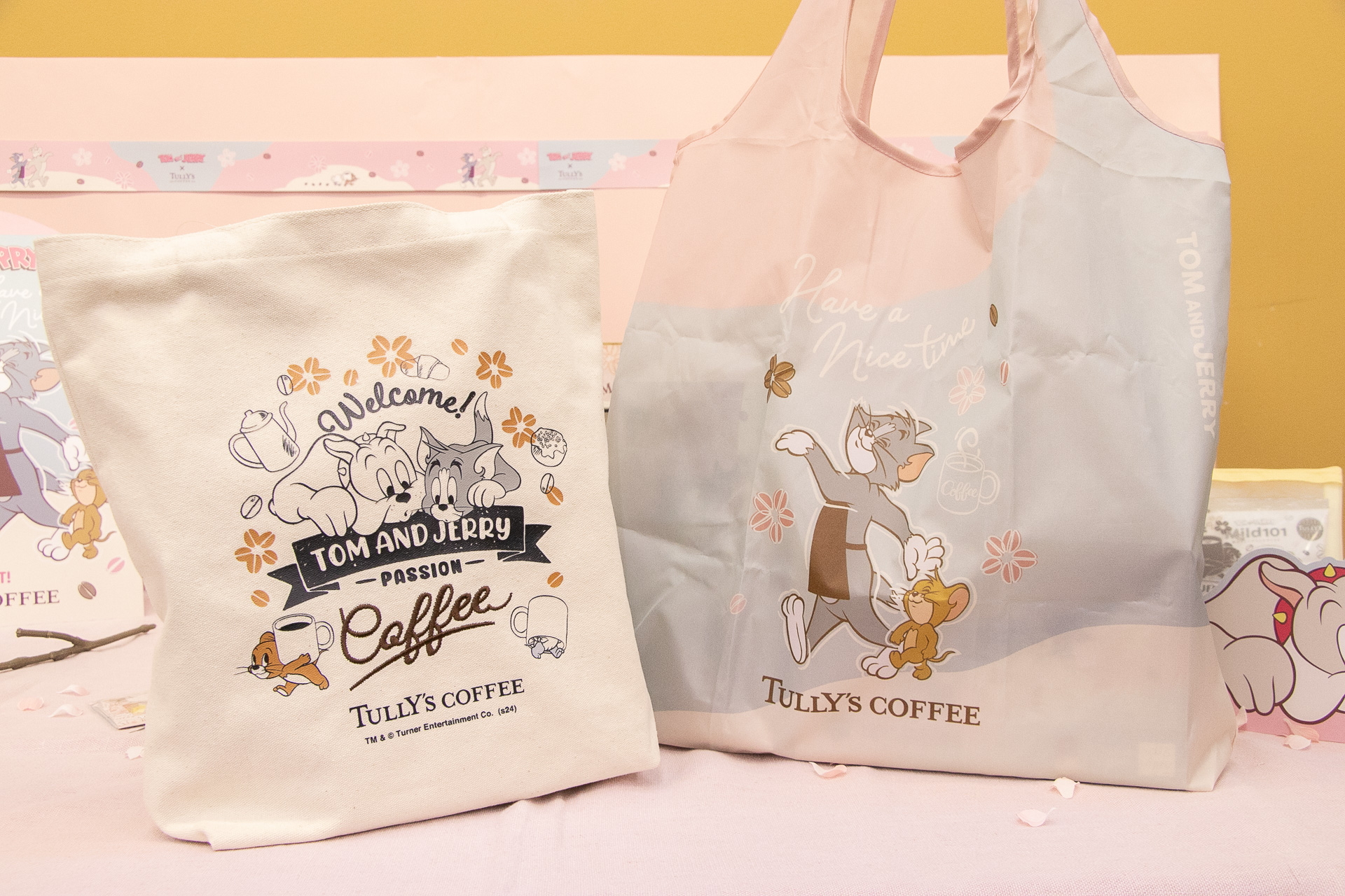「トムとジェリー ポケットトート（コーヒー泥棒）」（左）と「トムとジェリー 折りたたみエコバッグ（ルンルン♪）」（右）