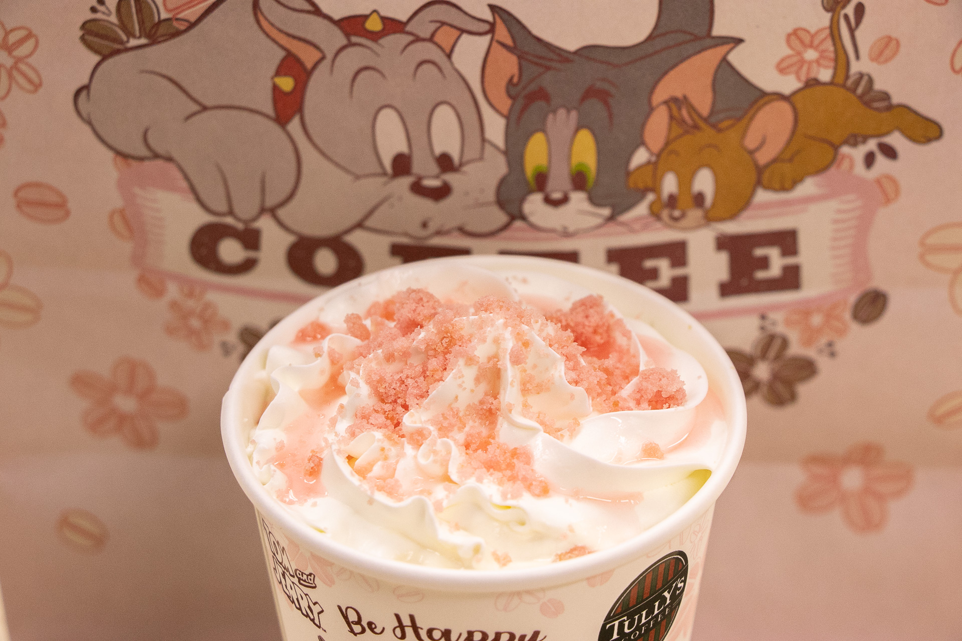「桜舞う 苺チーズケーキラテ（HOT/ICED）」（Tallサイズのみ 705円）※店舗用のコラボデザインのフォトスポットアイテムとともに撮影