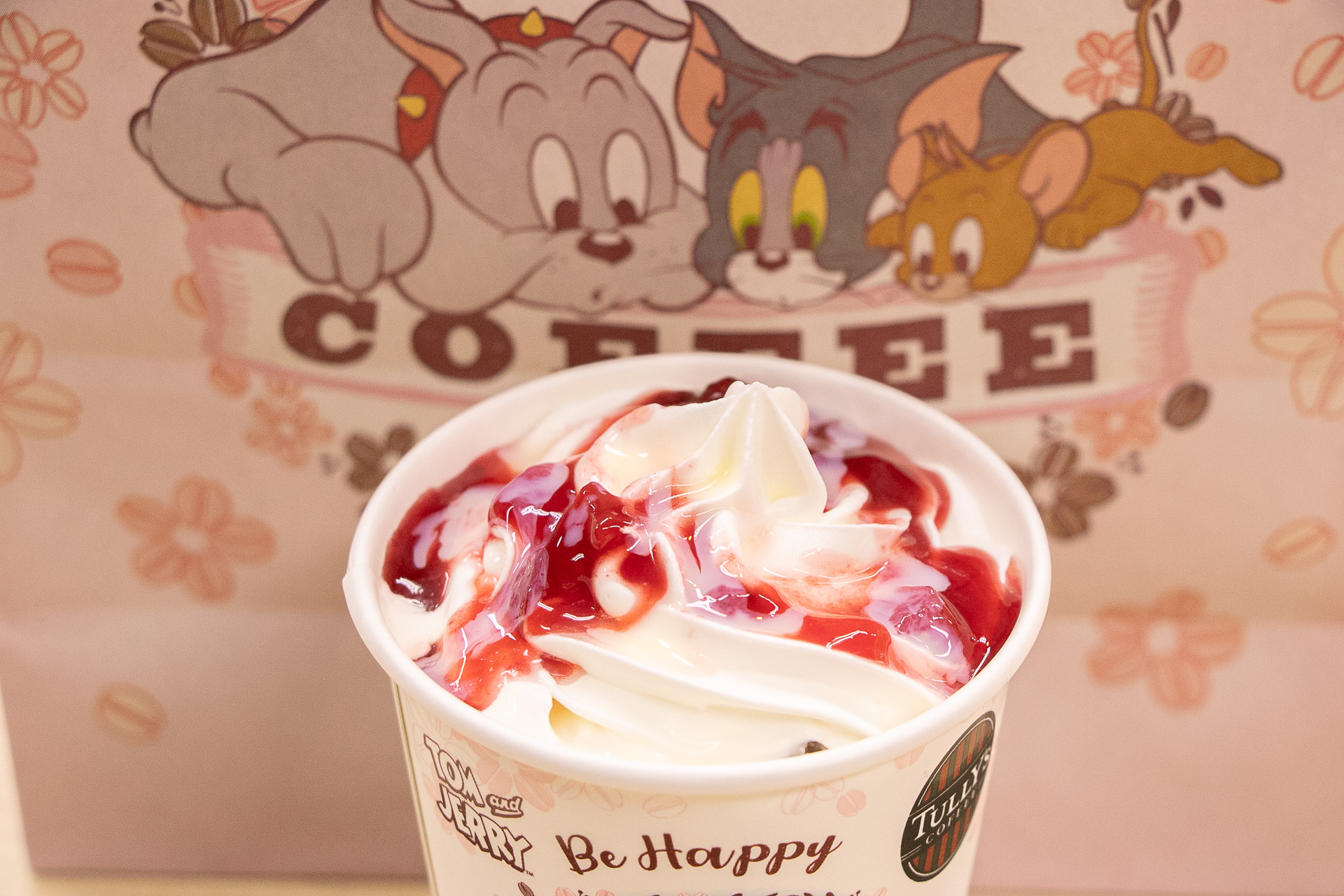 「＆TEA 桜香る 苺ロイヤルミルクティー（HOT/ICED）」（Tallサイズのみ 705円）※店舗用のコラボデザインのフォトスポットアイテムとともに撮影