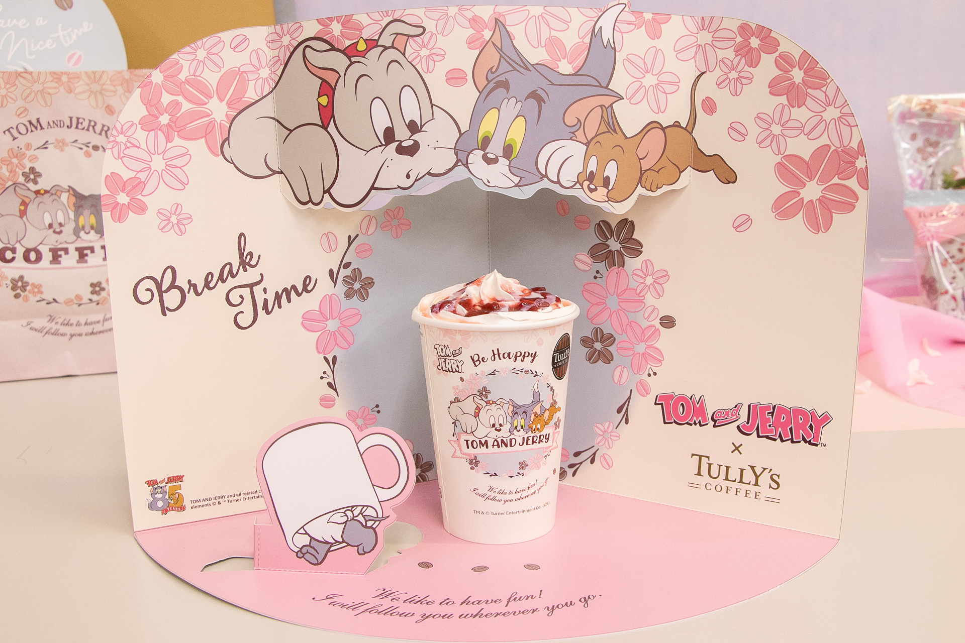 「＆TEA 桜香る 苺ロイヤルミルクティー（HOT/ICED）」（Tallサイズのみ 705円）※店舗用のコラボデザインのフォトスポットアイテムとともに撮影