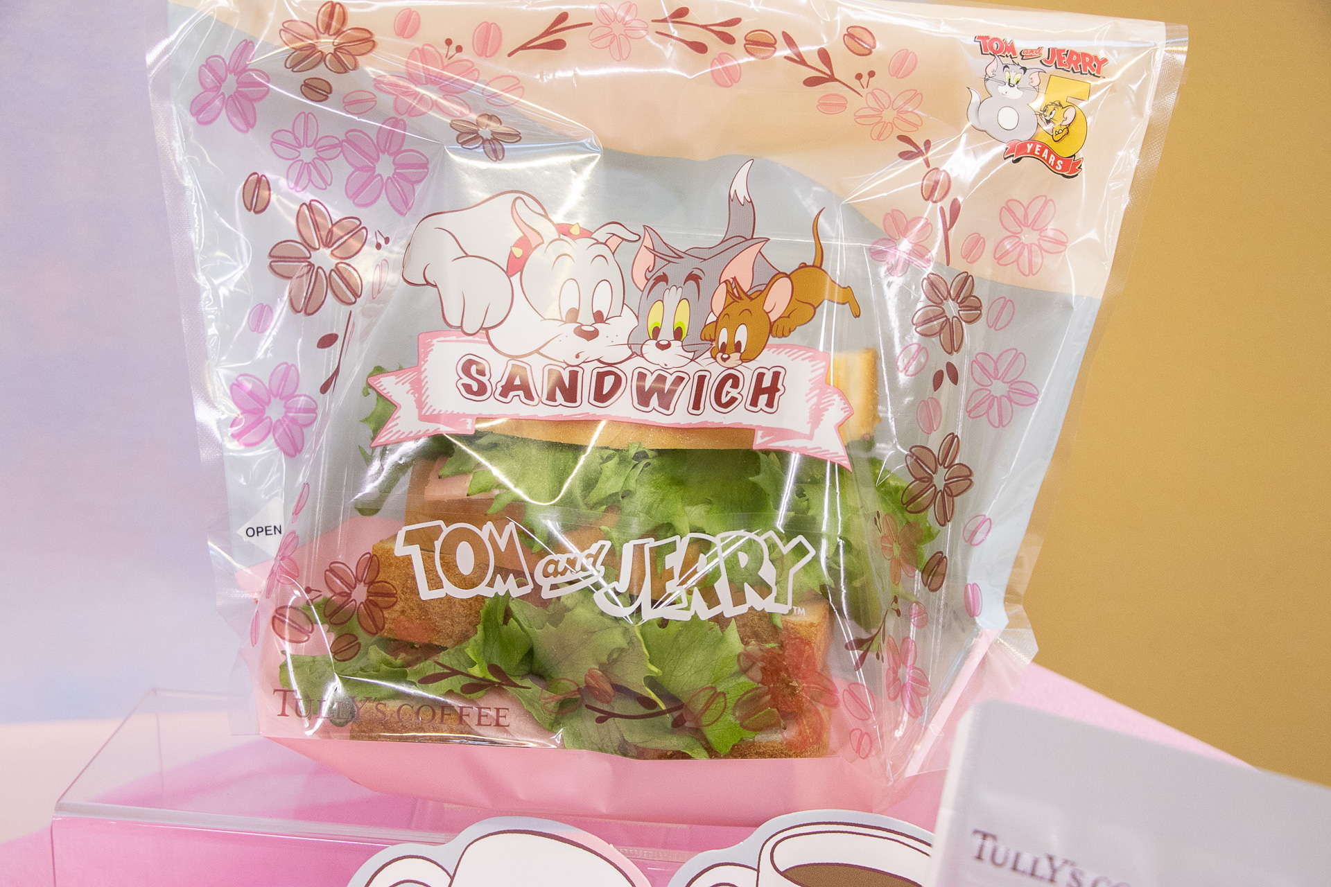 フードメニューはコラボ専用デザインのパッケージで提供されます