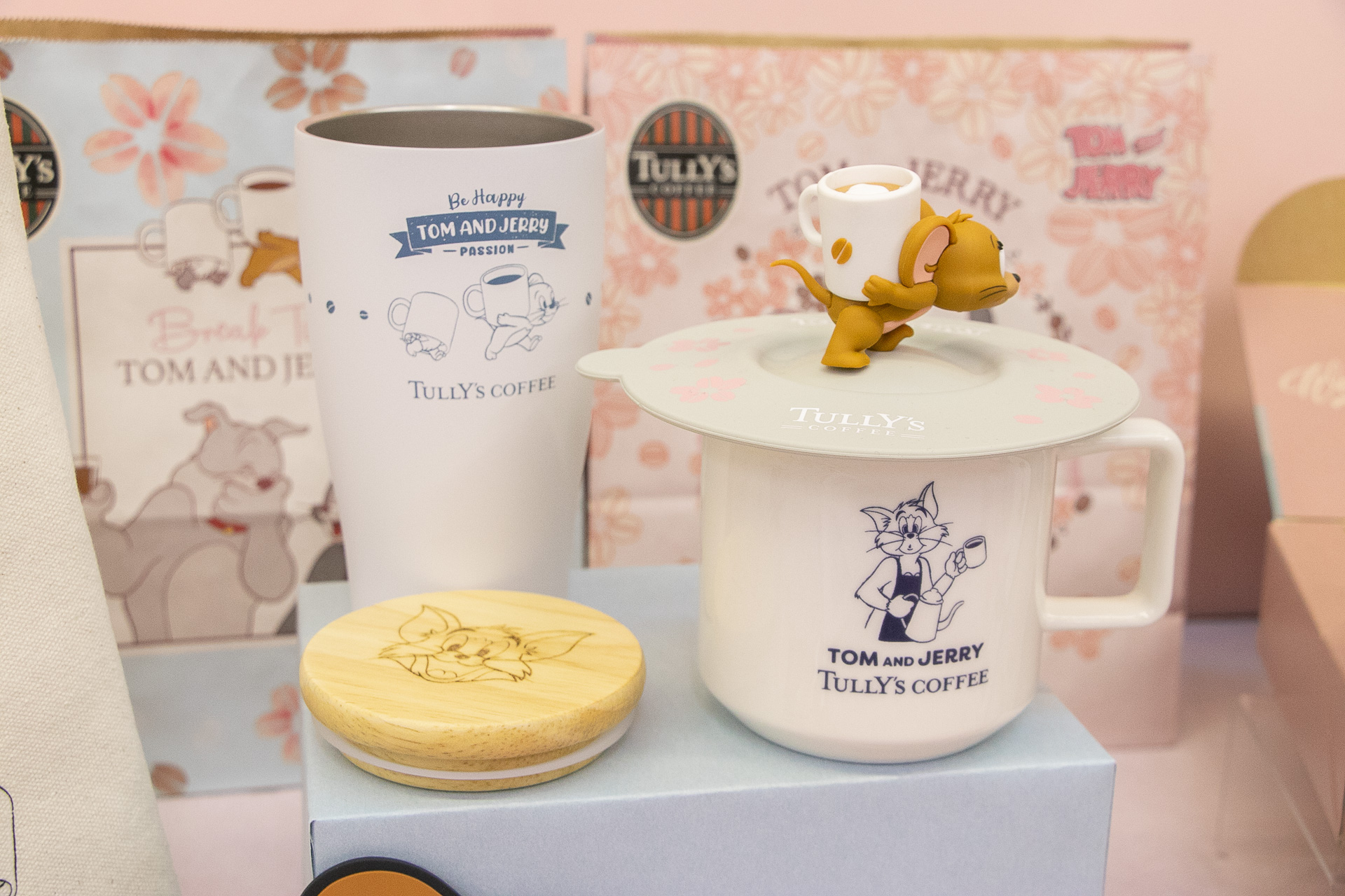 木蓋つきステンレスタンブラーとマグキャップをのせたホーロー風マグ