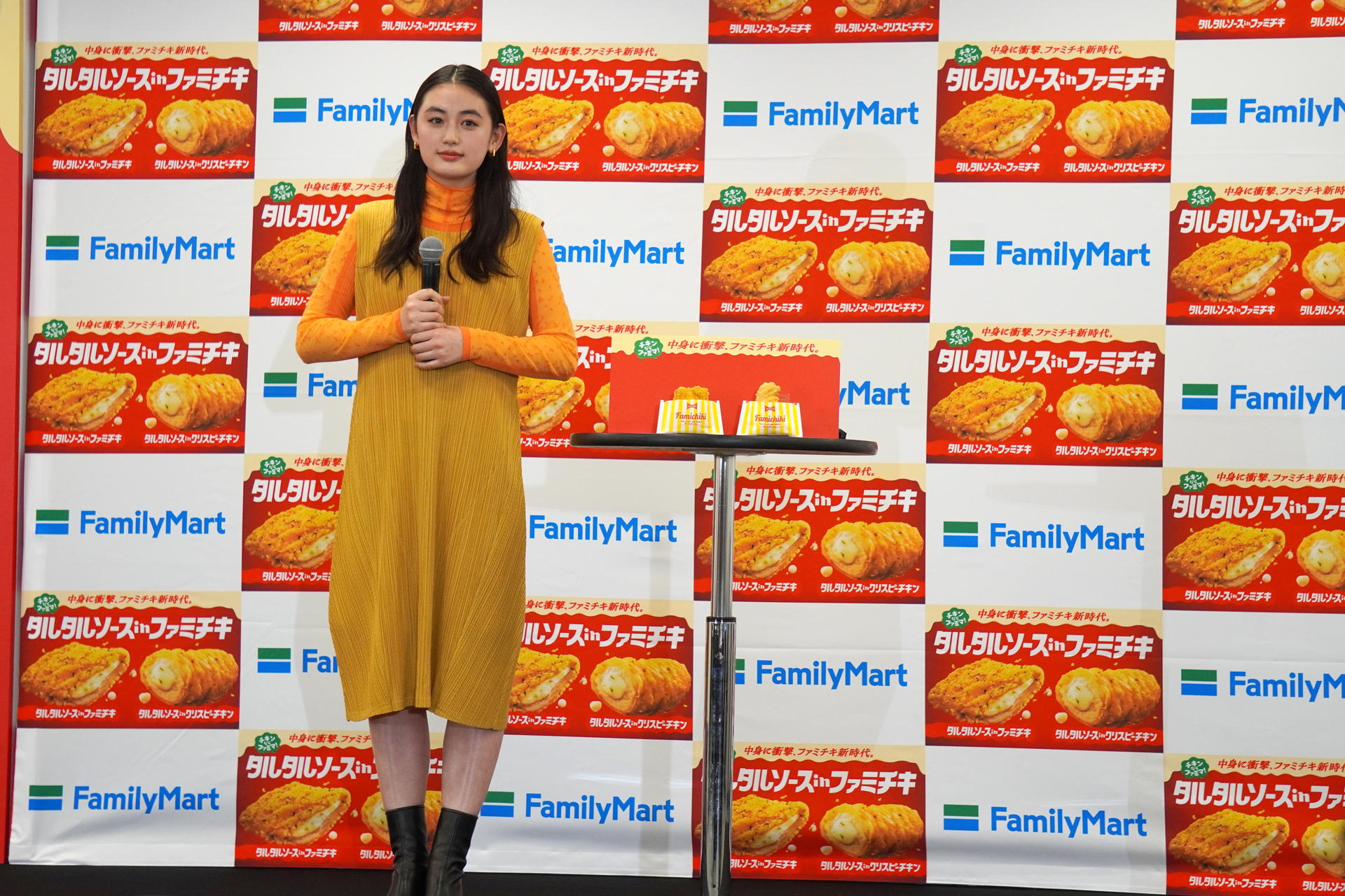 ファミチキと中に入っているタルタルソースをイメージした衣装で登場