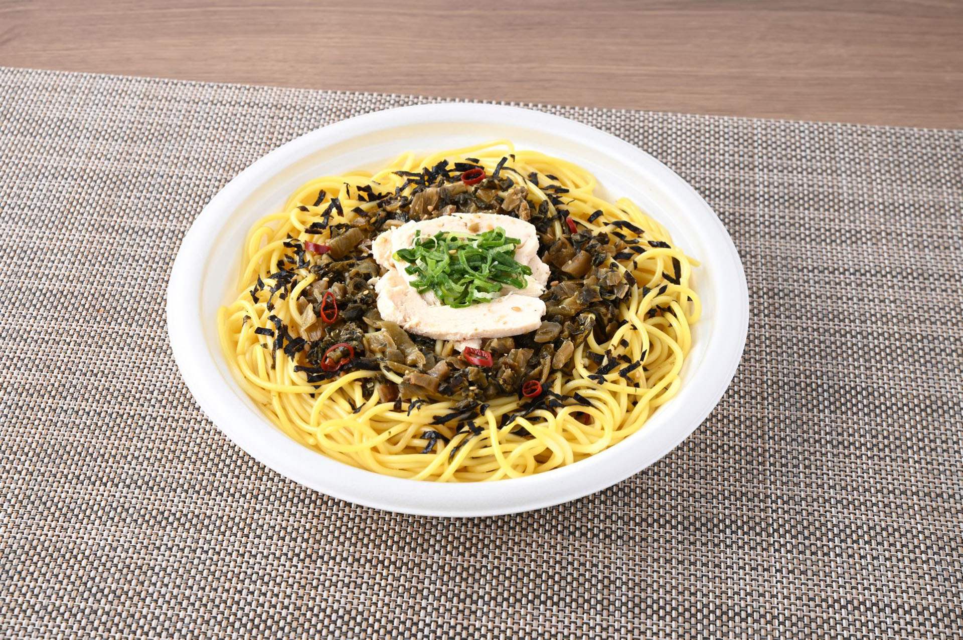 「鎌倉パスタ監修 生パスタ 高菜と鶏肉のピリ辛パスタ」（550円）