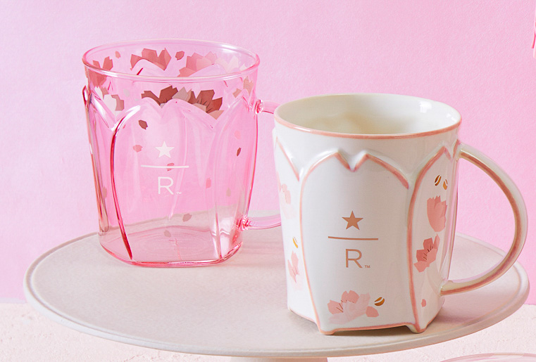 左から「スターバックス リザーブ ハンドルグラス サクラ2024 355ml」（3300円）、「スターバックス リザーブ マグ サクラ2024 296ml」（3600円）