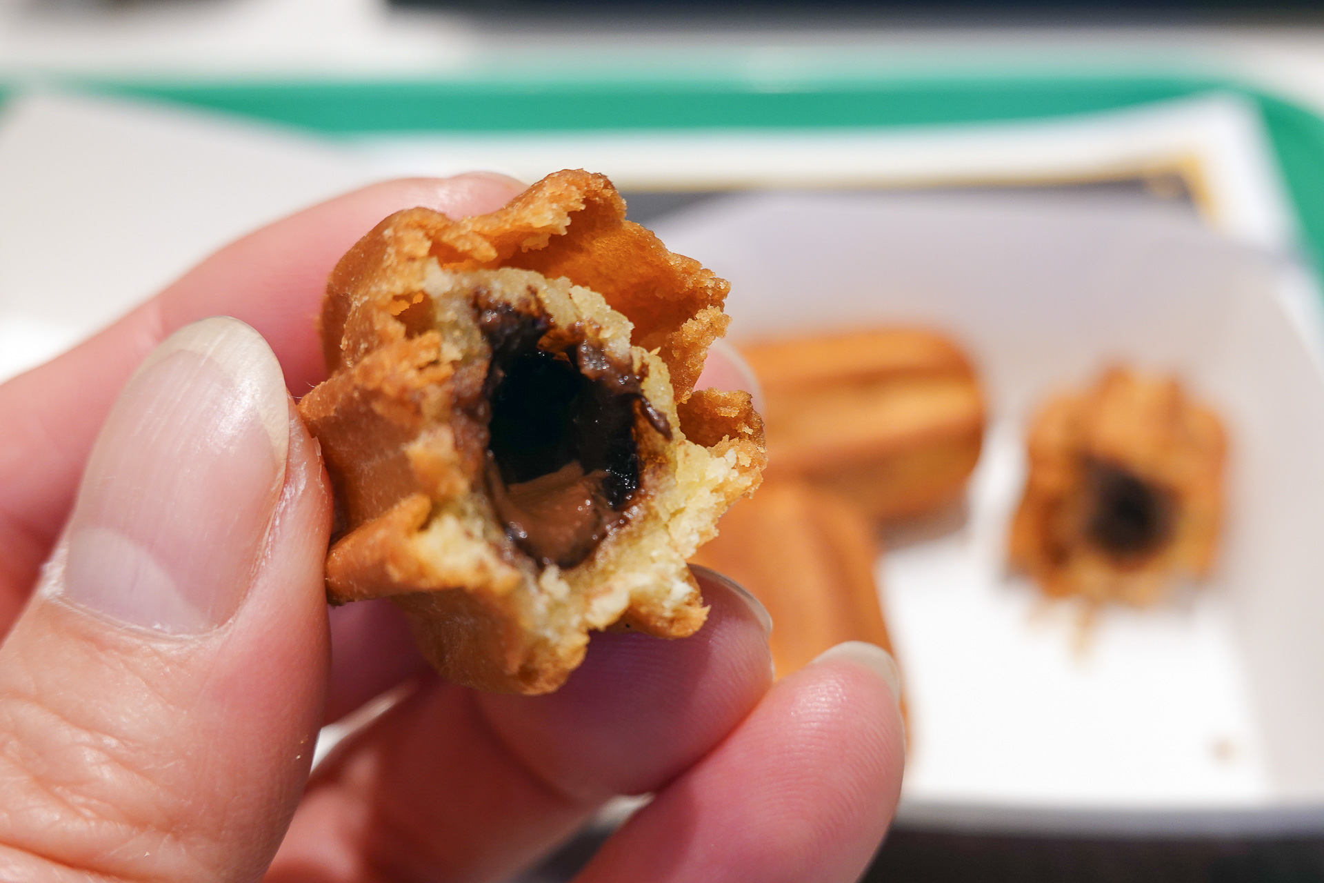 香ばしい生地の中にはとろーりとしたチョコクリームが入っている